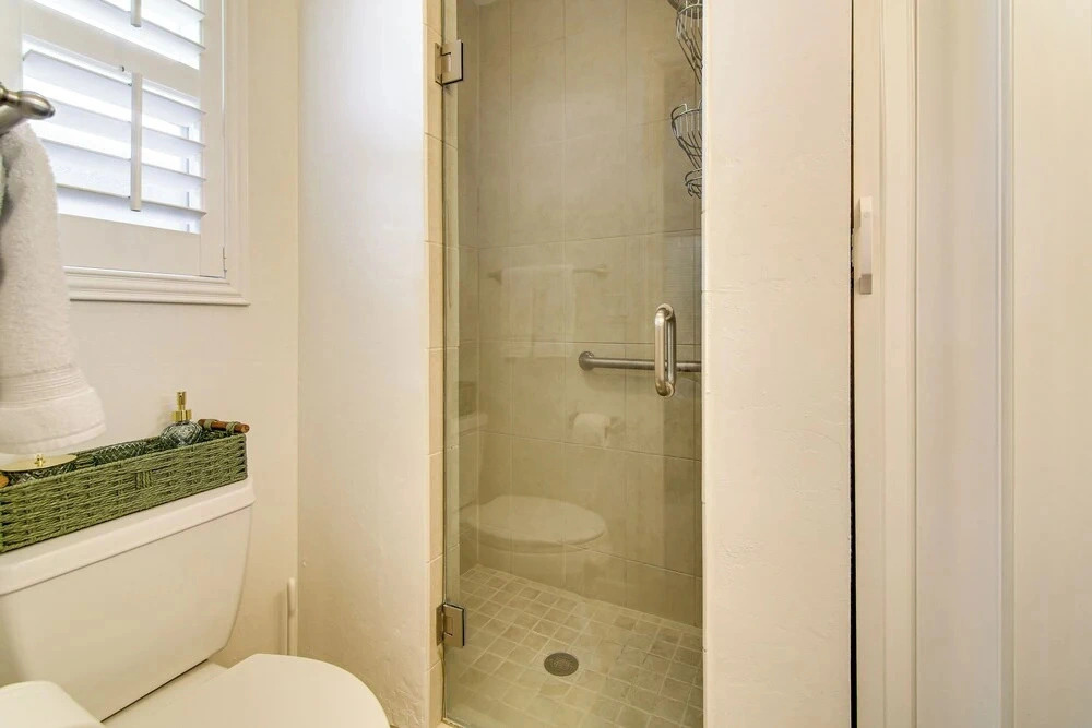 1 Mi to Vanderbilt Beach! Walkable Couples Haven