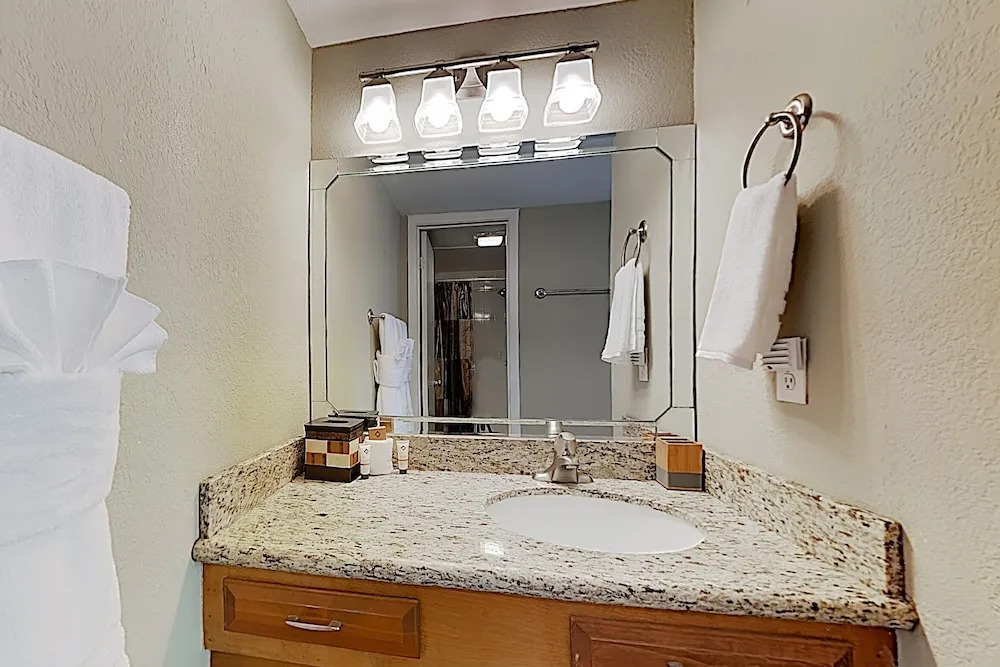 New Listing! Bay-view W/ Pool, Walk To Beach 2 Bedroom Condo