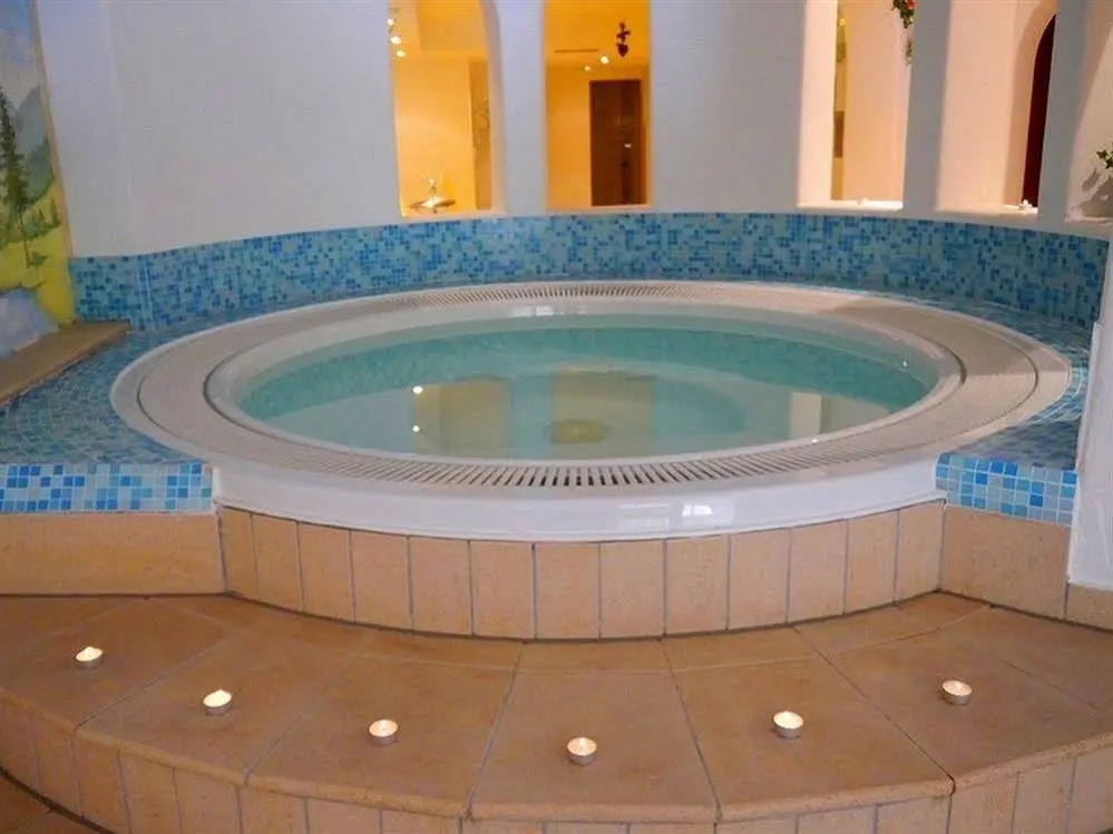 Aparthotel Familiaris - Family Apartments - Pools & Spa in Dolomites