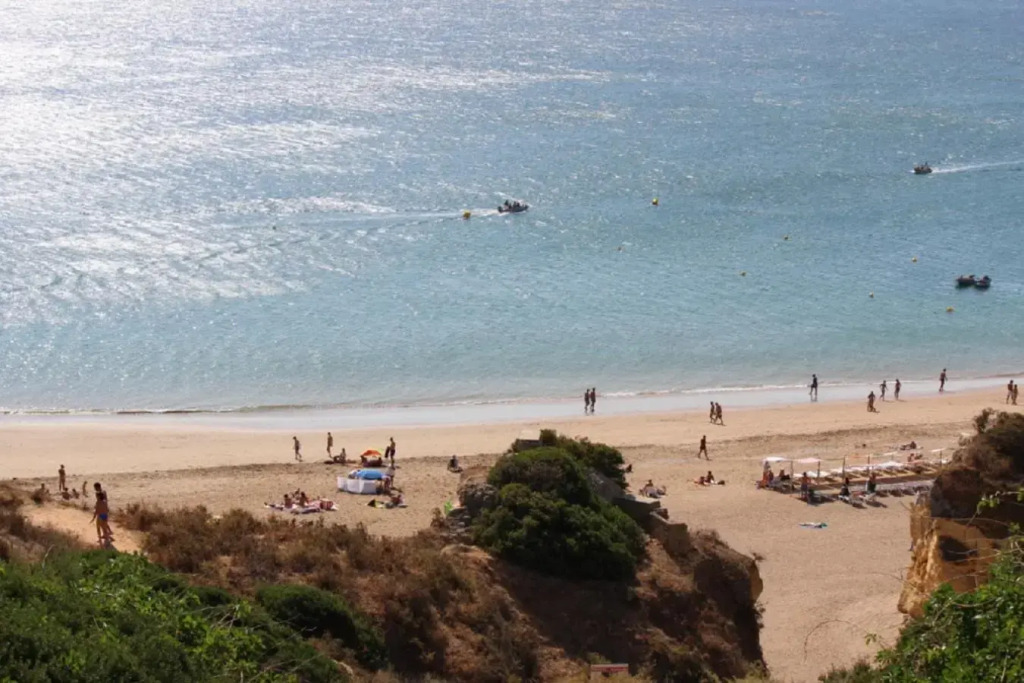 Amazing Beach House with Balcony (Free WI-FI)