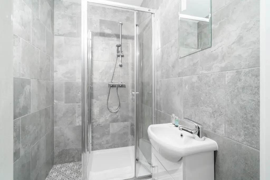 Luxury Six En-Suite Bedroom Apartment - Smart TV's - WIFI - TOP RATED