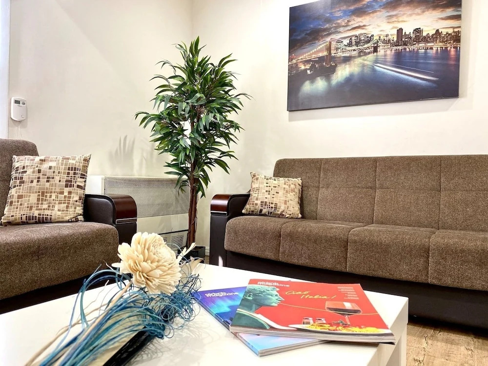 10 Min To The Beach! Perfect For A Family Or Friend Group. Self Check-in & Recently Renovated 2 Bedroom Apts by RedAwning