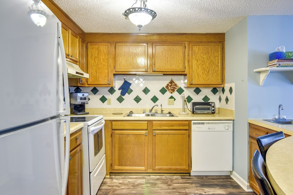 < 4 Mi to Sugar Mtn Resort: Condo w/ Indoor Pool!