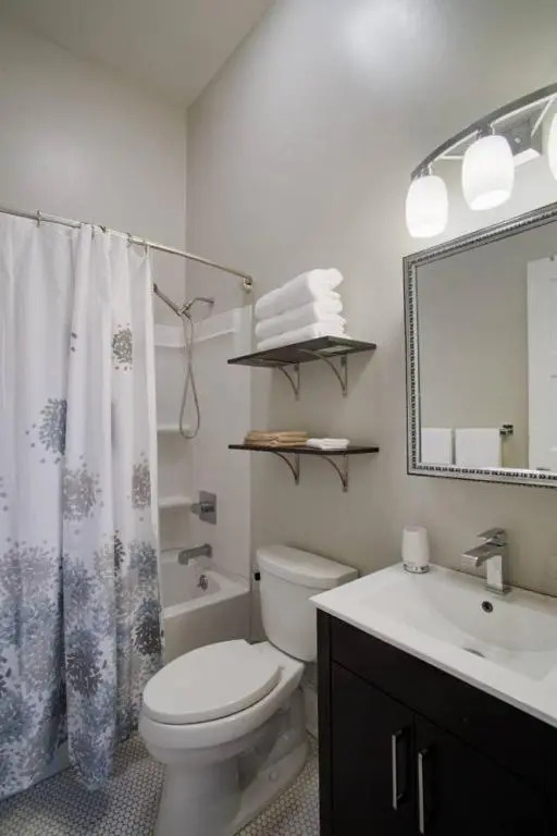 420Waldburg A · Modern Apt with Southern Charm Blocks from Forsyth