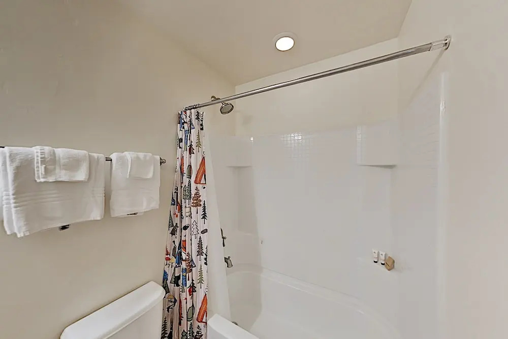 All-suite Main Street : Pool, Hot Tub & Gym 2 Bedroom Condo