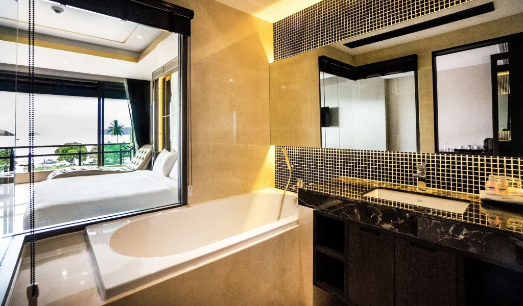 Aqua Resort Phuket - Near Beach and Chalong Pier