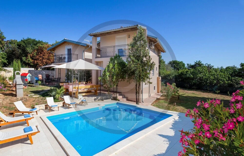 Amazing House With Pool