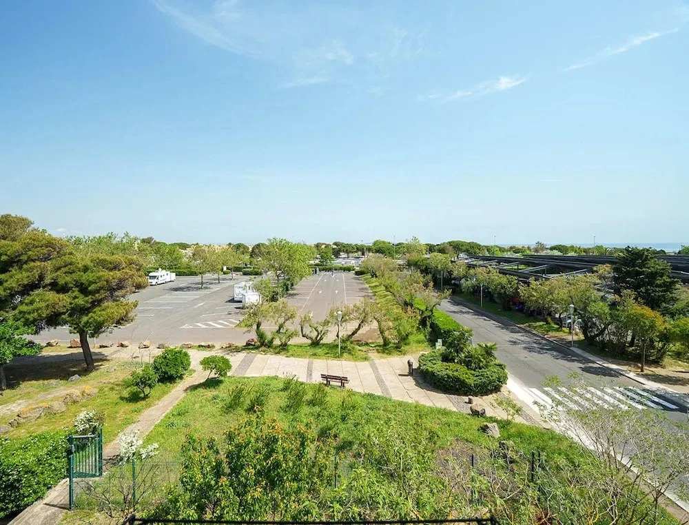 Four-person Retreat Near the Beach