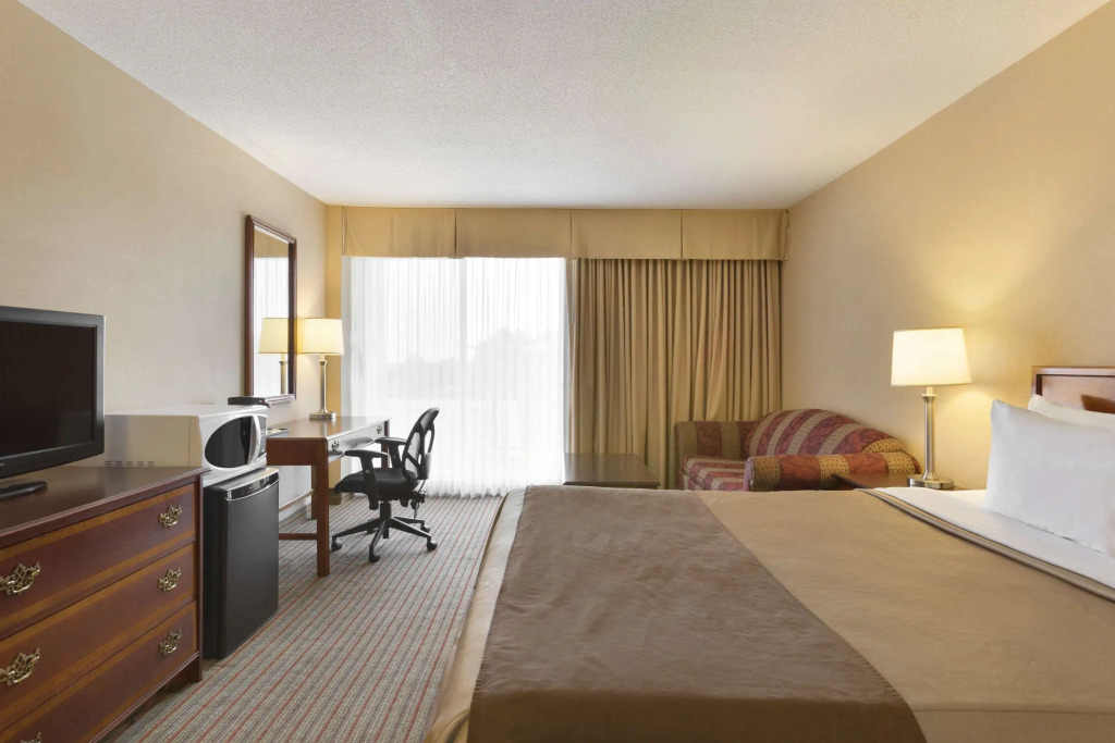 Ramada by Wyndham Belleville Harbourview Conference Center