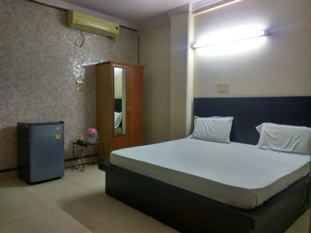 Hotel Pearl Plaza, City Centre - Near Connaught Place & NDLS Railway Station