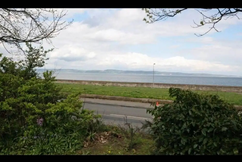 Central Waterfront Flat With Great Views