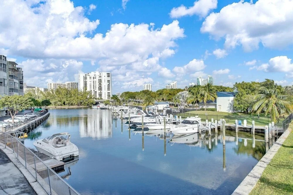 Lovely 2br/1bath, Hallandale Beach, Outdoor Pool & Free Parking!