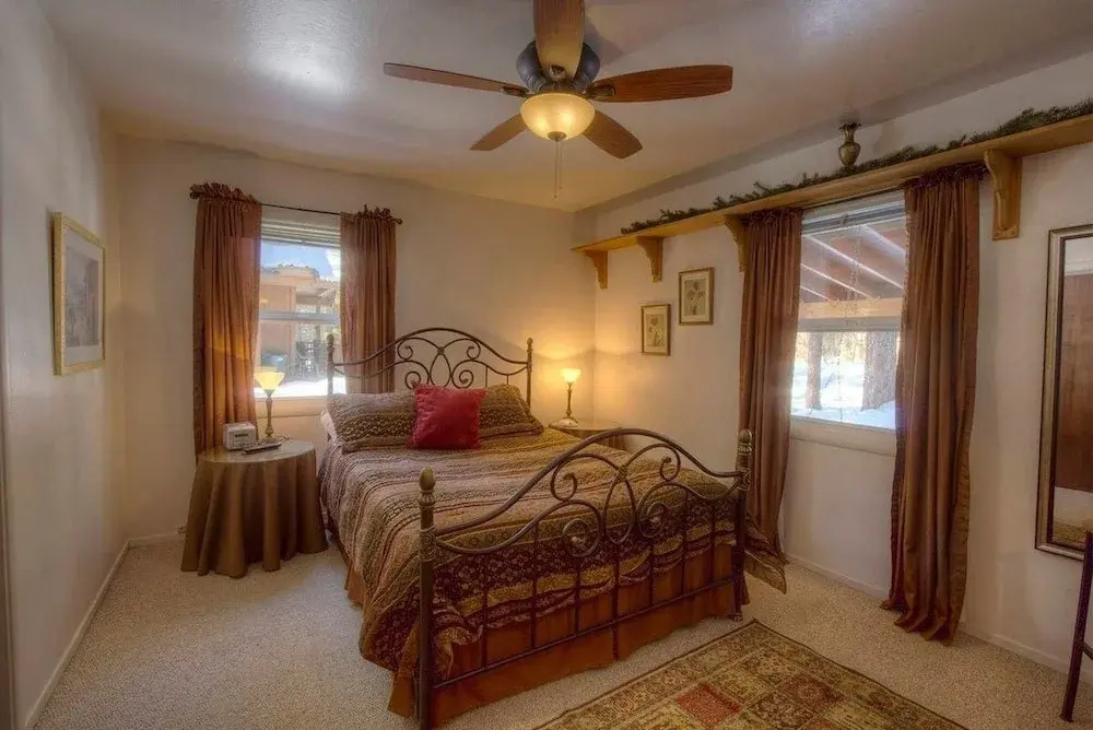Breezy Pines Cabin 4 Bedroom Home by RedAwning