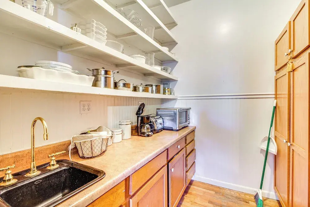 < 1 Mi to Downtown Abq: Historic Manor w/ Patio!