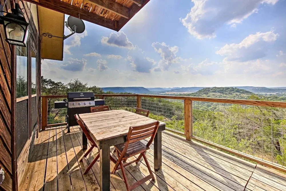 Scenic Hilltop Hideaway, Mins to River & Lake