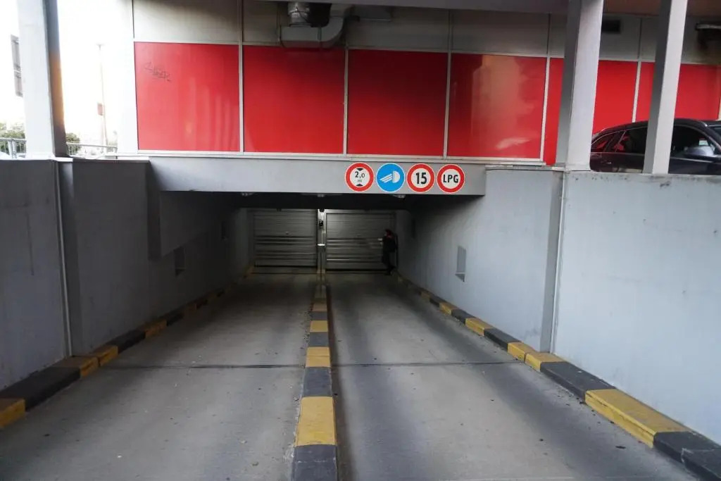 Dominant Studio Hostel with Free Parking for Preregistered Drivers & Garage with CCTV