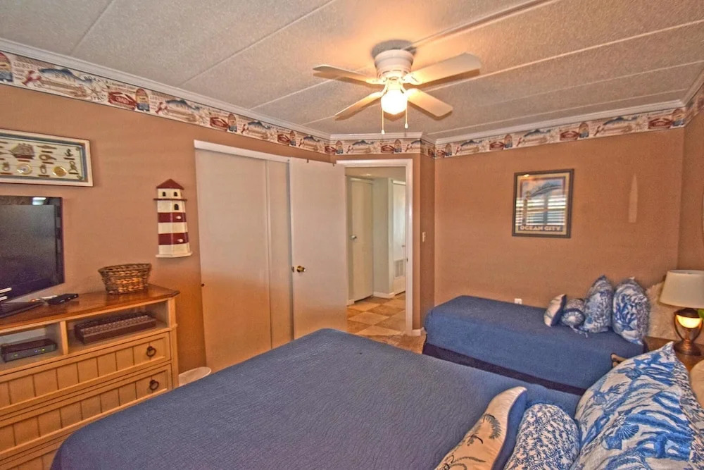 Harbour Island 102M 2 Bedroom Condo by RedAwning