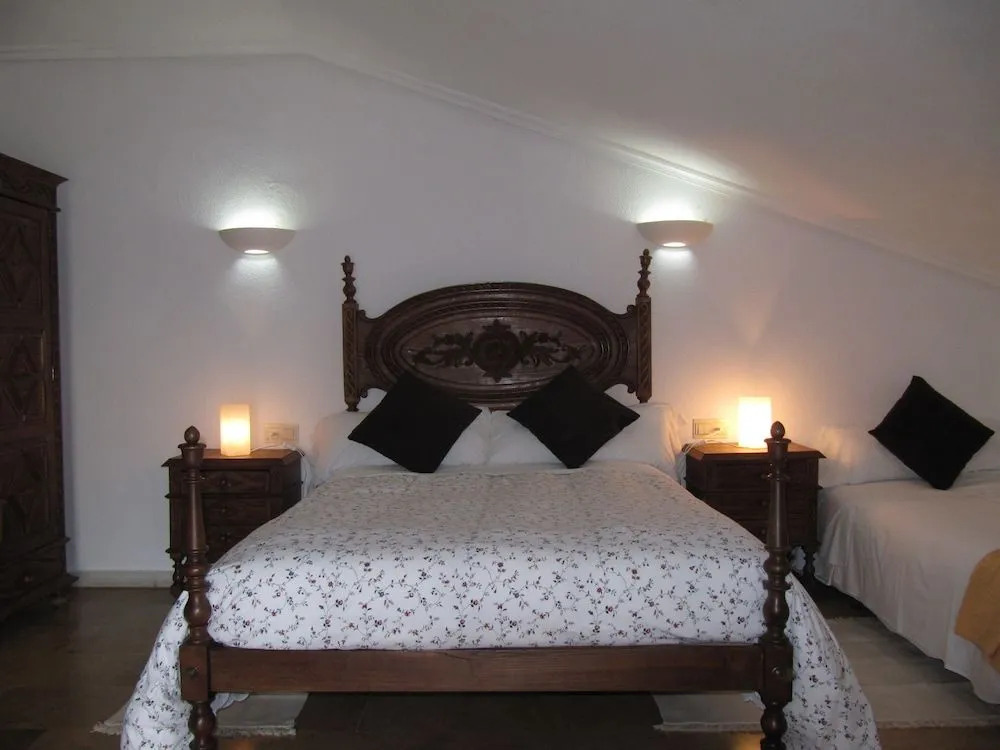 Hostal Las Cavenes Del Cabaco
