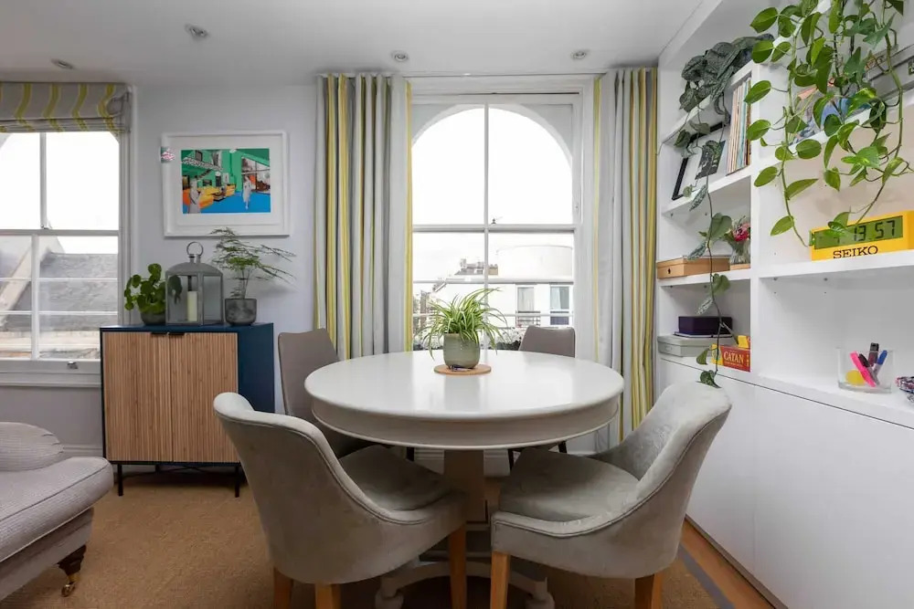 Spacious 3 Bedroom in Notting Hill With Balcony