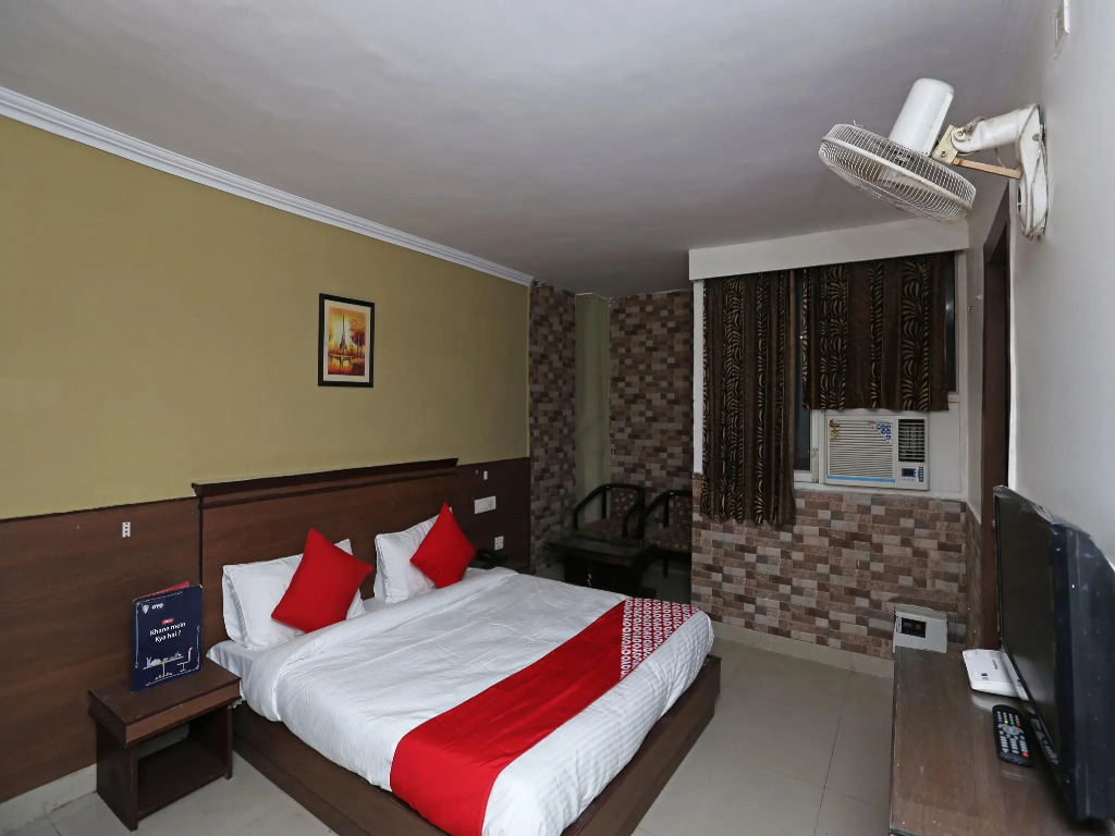 OYO 13672 Hotel Dhruv