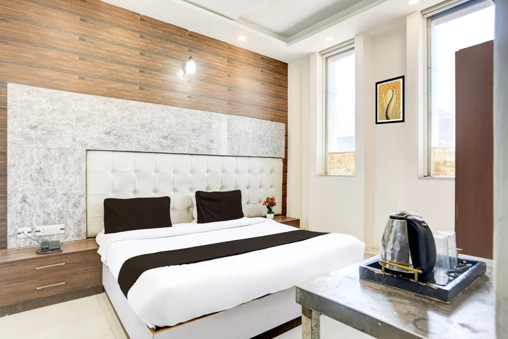 OYO 15947 Hotel Prabhat