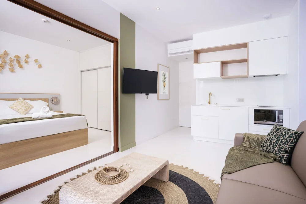 Cooks Bay Hotel & Suites