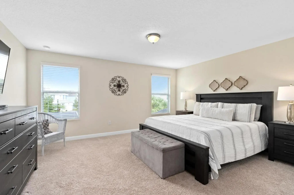 Storey Lake -6 Bedrooms Luxury home w-pool & spa