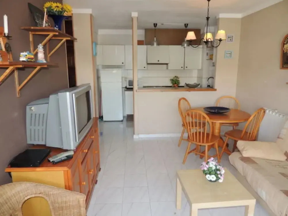 Apartment Near Roses Beach With Pool