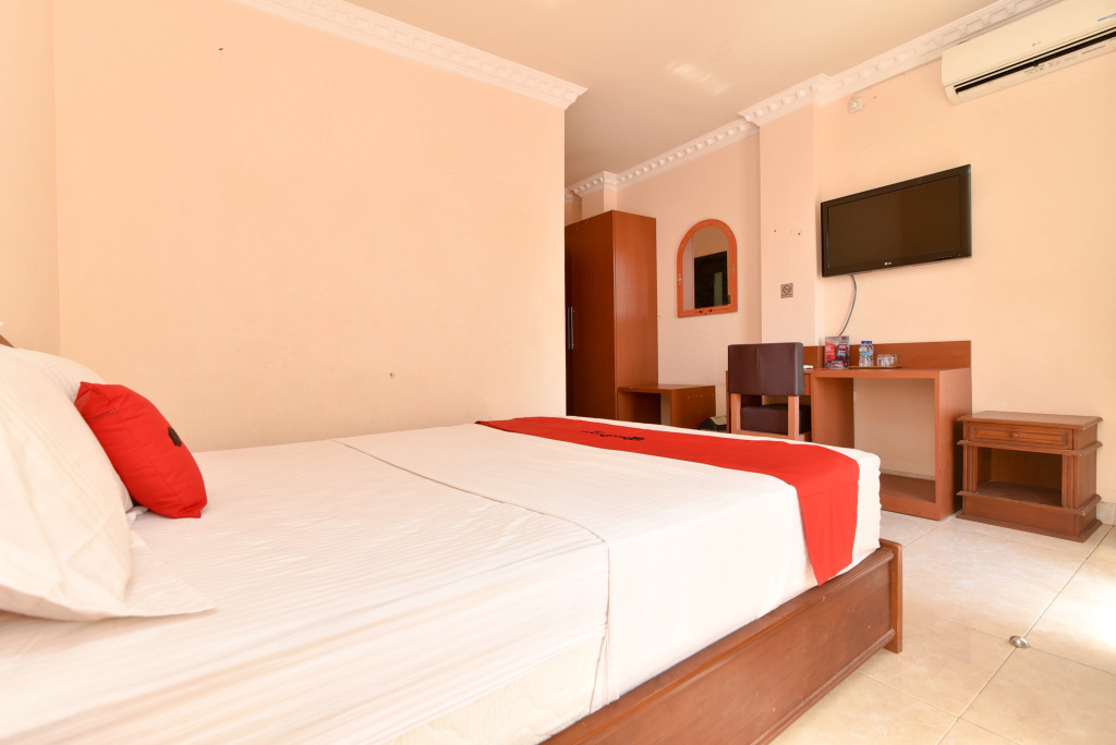 RedDoorz Premium near El Tari International Airport