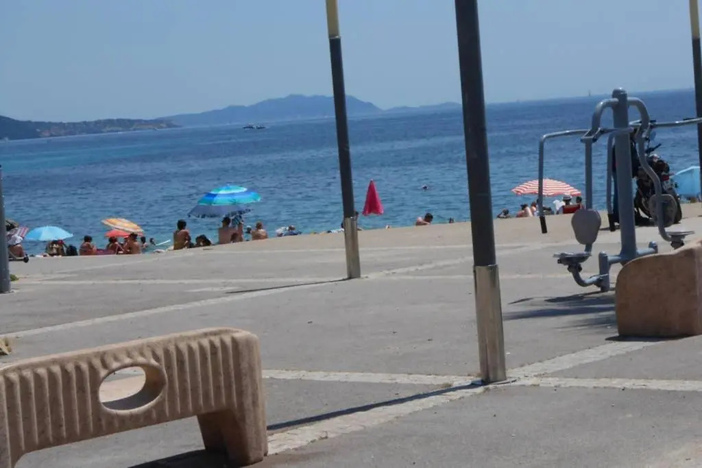 Particulier loue T3 en rez de jardin à 30 mètres de la plage avec un double box