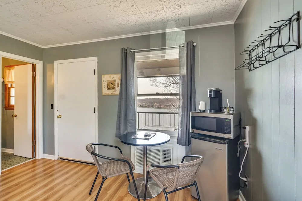 Unit 4 On the Strip! Lake Ozark Gem w/ Pool Access