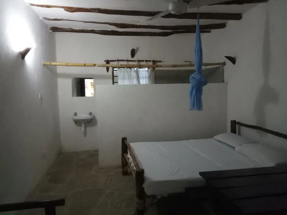 Курортный Отель Travellers Inn Resort Malindi