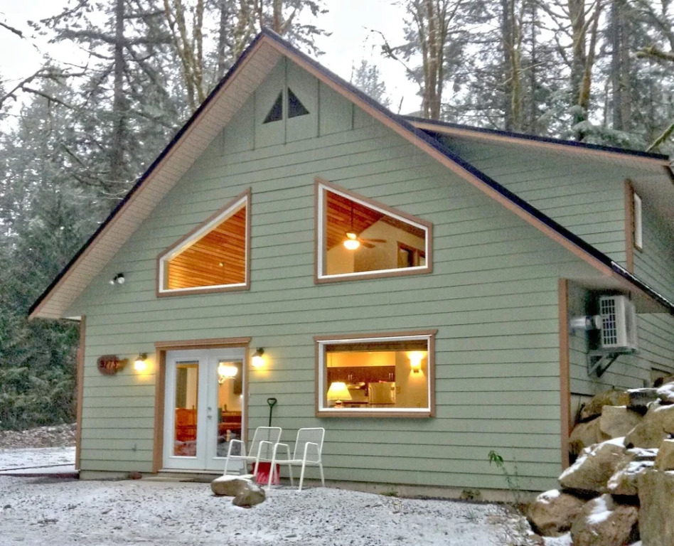 Mt Baker Lodging Cabin 2 - New 4 Bedroom, 2 Bath That Sleeps up to 10-persons