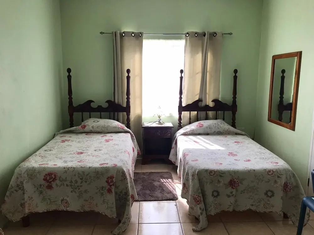 Beautiful 2-bed Apartment in Sunny Jamaica