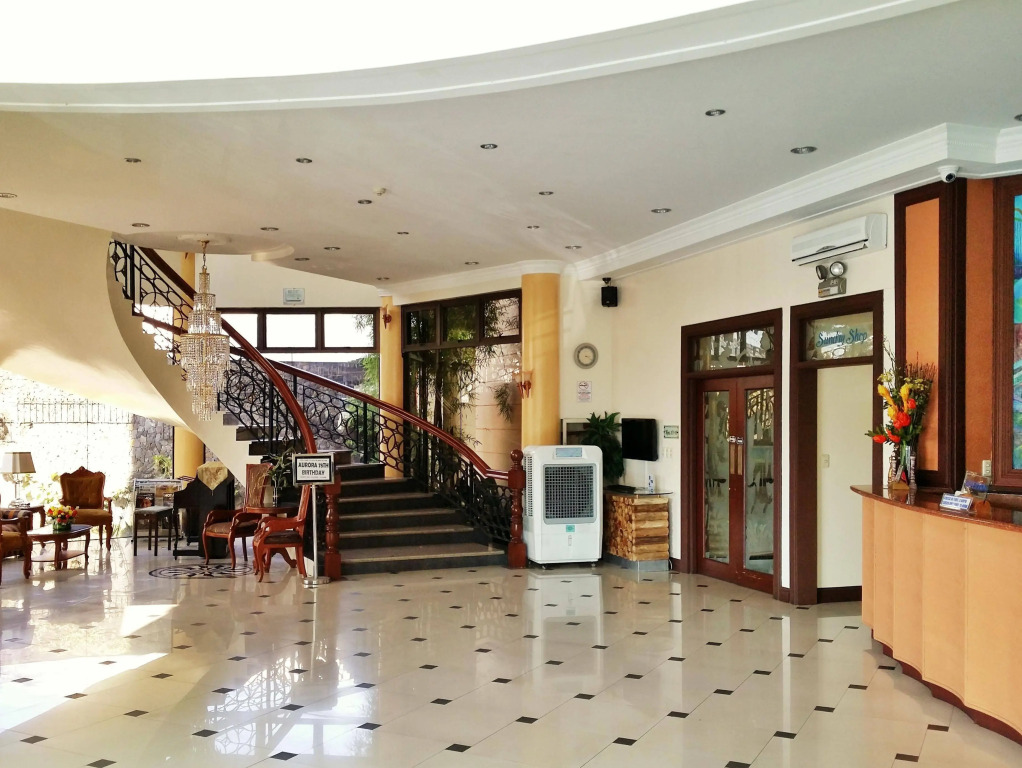 Crown Royale Hotel