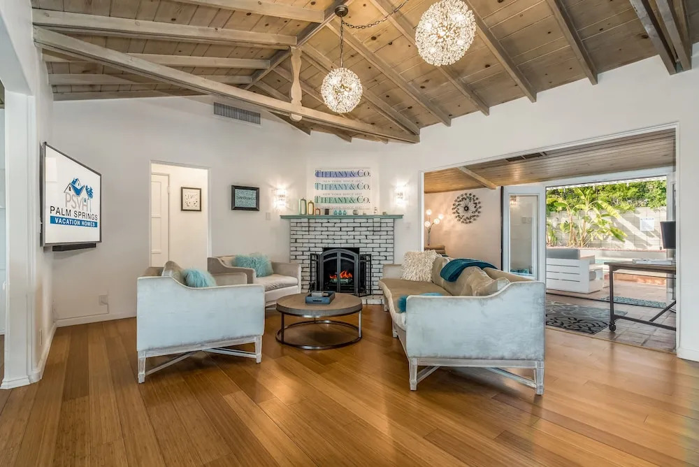 Palm Springs Glamour Three Bedroom House