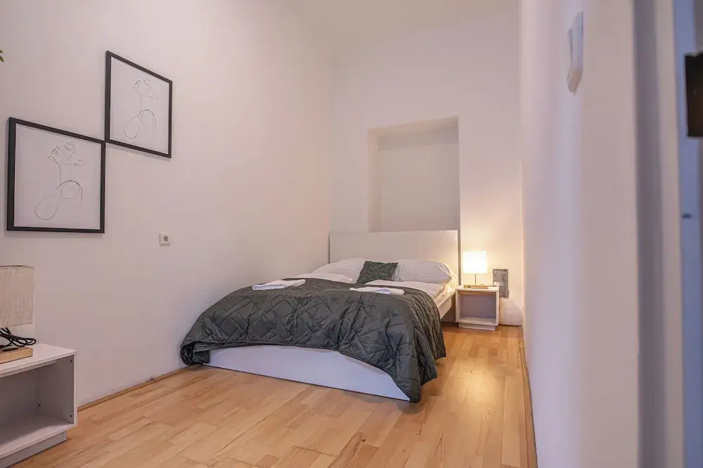 3 Apartments For 16 Near Lugner