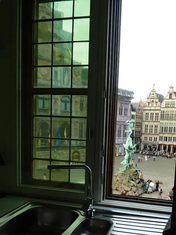 Antwerp old town triplex apartment