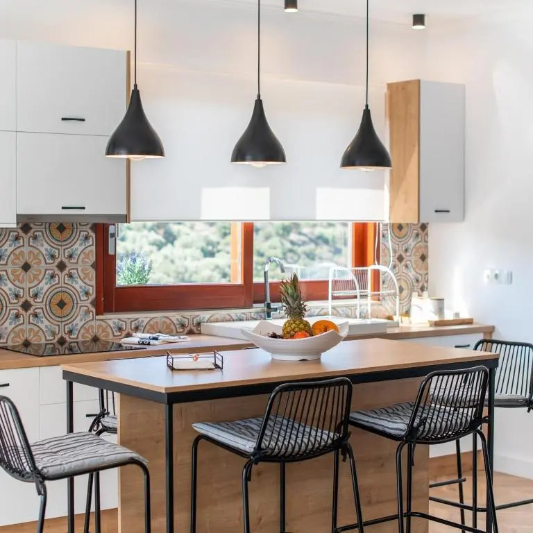 Elegant new villa,with pool,BBQ, ping pong table & gym facilities, just 2km from the town!