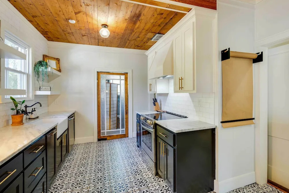 Walk to Dtwn: 'tyler Tudor' w/ Backyard