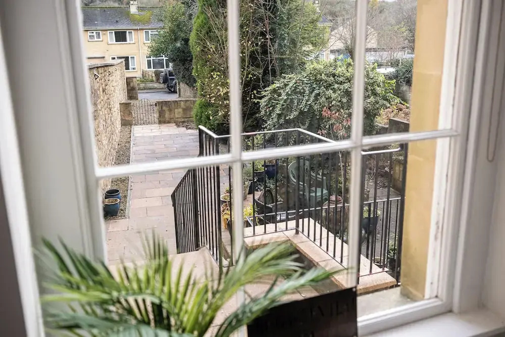 Garden Flat Apartment in Grosvenor Place