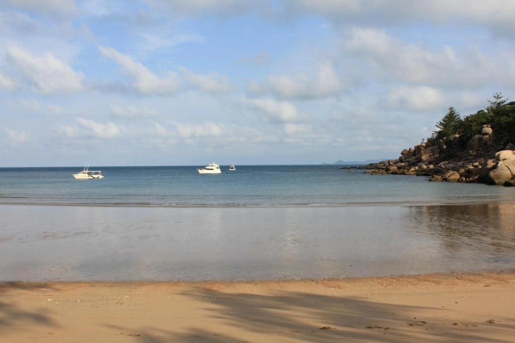Beachside Cottage - A Private Peaceful Hidden Gem 50m to Beach
