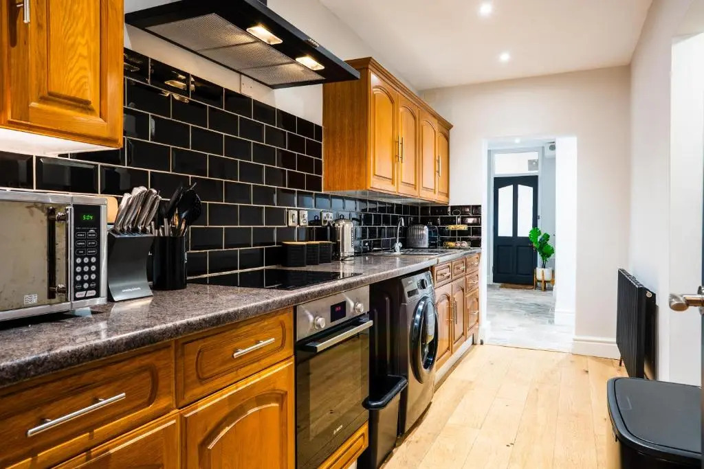 Central, stylish 3 bed apartment with sea views