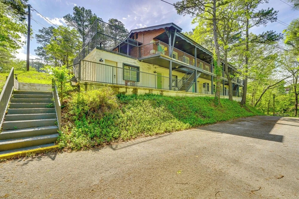 1 Mi to Dtwn! Eureka Springs Studio, Shared Patio