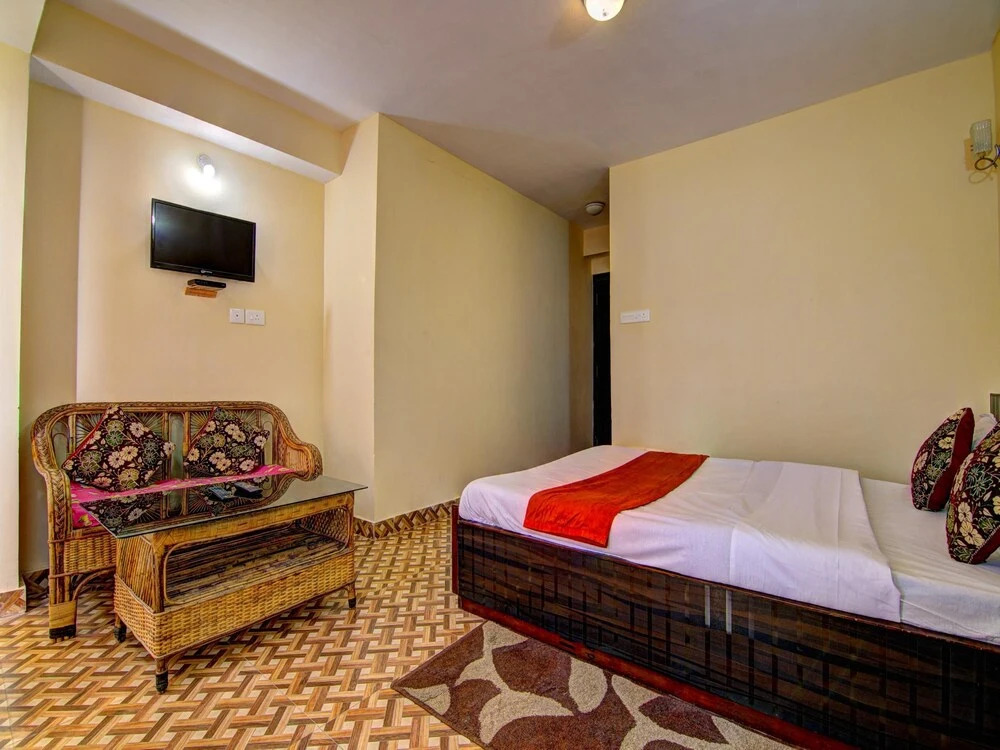 OYO 12862 Hotel Lamaz Residency