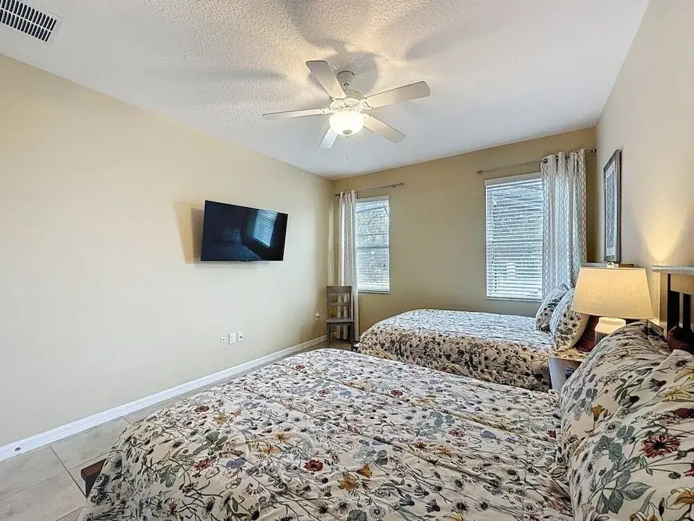 Veranda Home, 8br, 6 En-suites, Lake View,pool/spa 8 Bedroom Villa by RedAwning