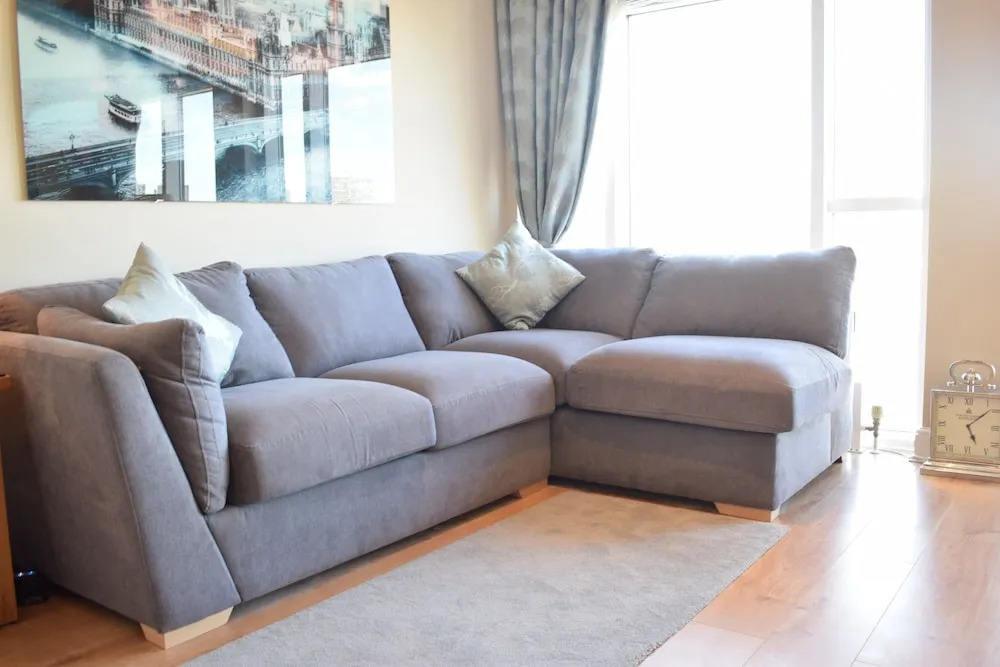 Newly Refurbished Thameside Apartment