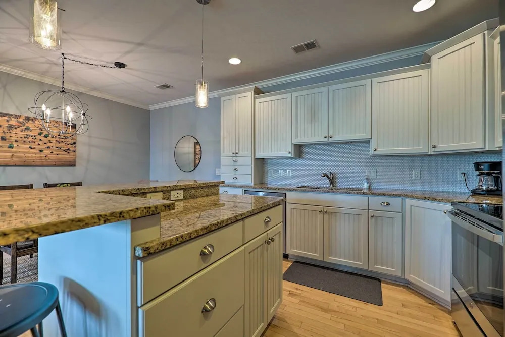 Grand Haven Condo: Walk to Lake + Pool Access!