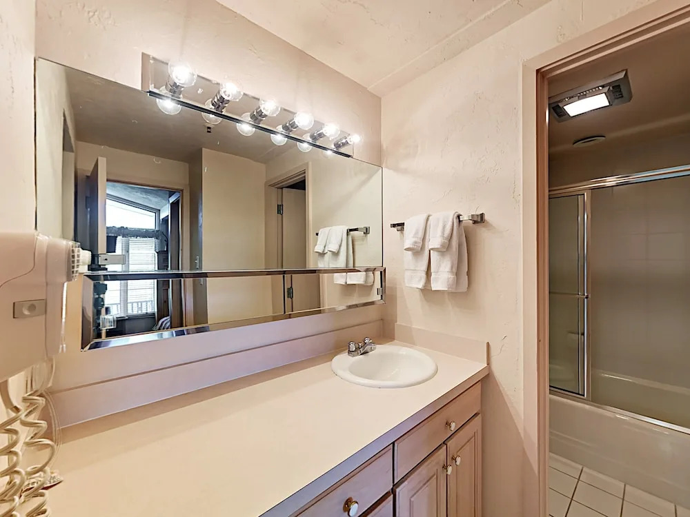 Snowmass Condo Near Treehouse Ski School by RedAwning