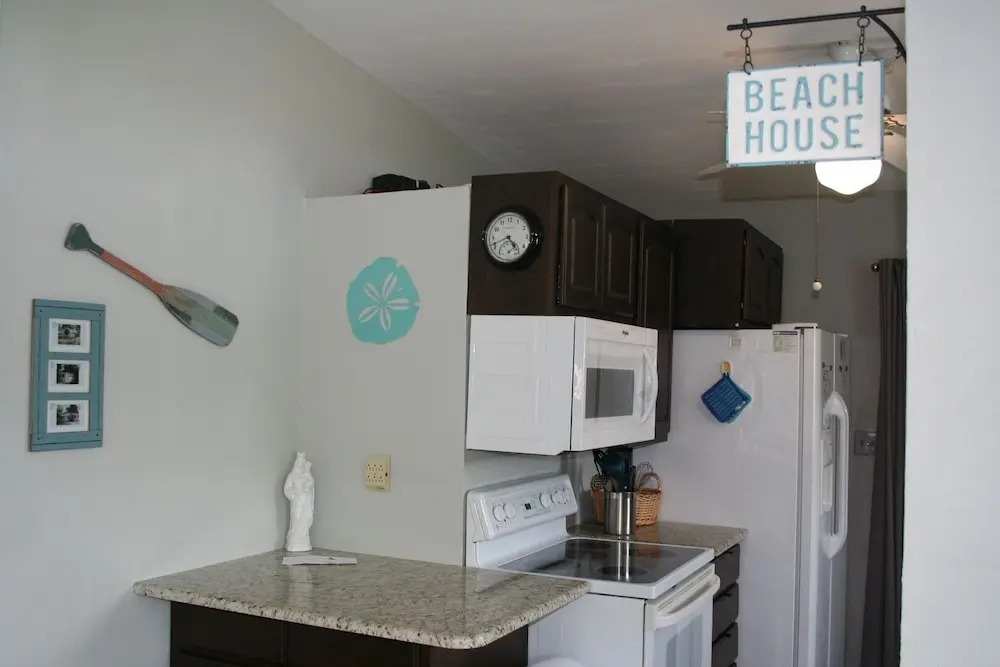 Hibiscus Breeze - Newly Renovated 3 BR Home - Shared Hot Tub